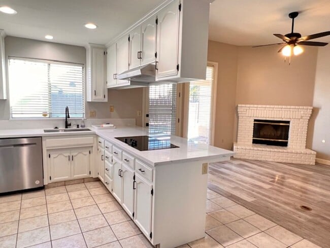 Building Photo - North West Bakersfield Home for Rent with Pool!