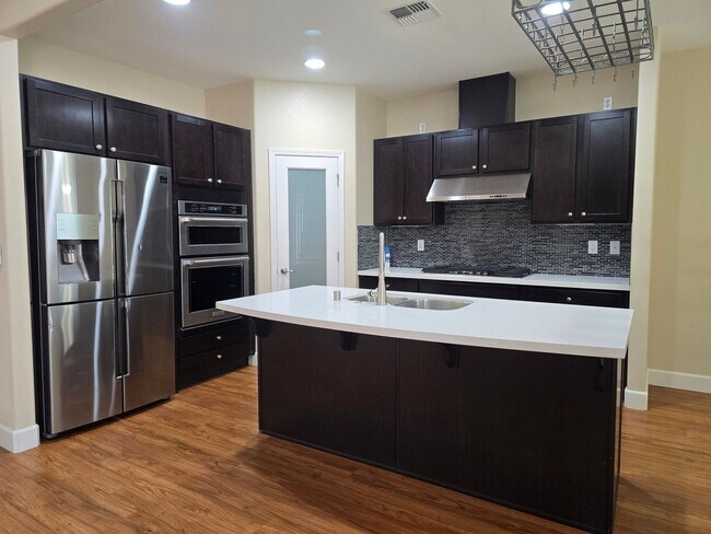 Building Photo - Executive home located on a quiet cul-de-s...