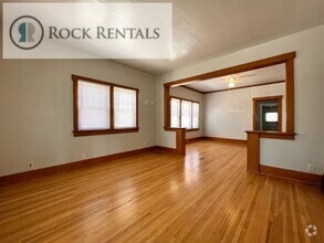 Building Photo - 2 Bed 1 Bath with Hardwood floors