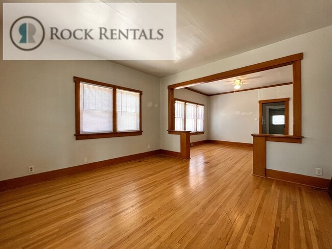 Primary Photo - 2 Bed 1 Bath with Hardwood floors