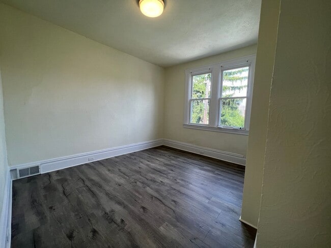 Building Photo - 4 Bedroom + Office Home in Allentown!