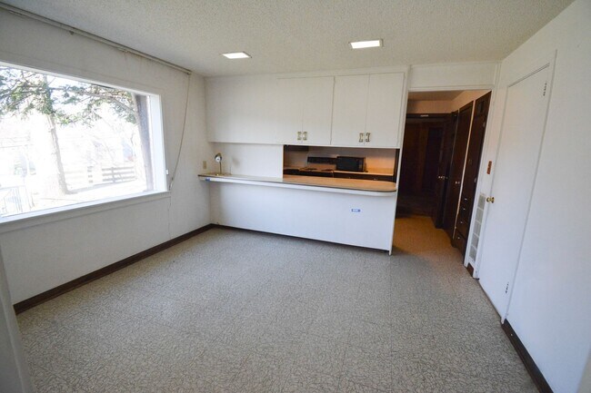 Building Photo - Character-Filled 3 Bedroom on Historic Pill Hill Available NOW!