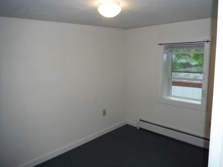 bedroom - 12 N River St
