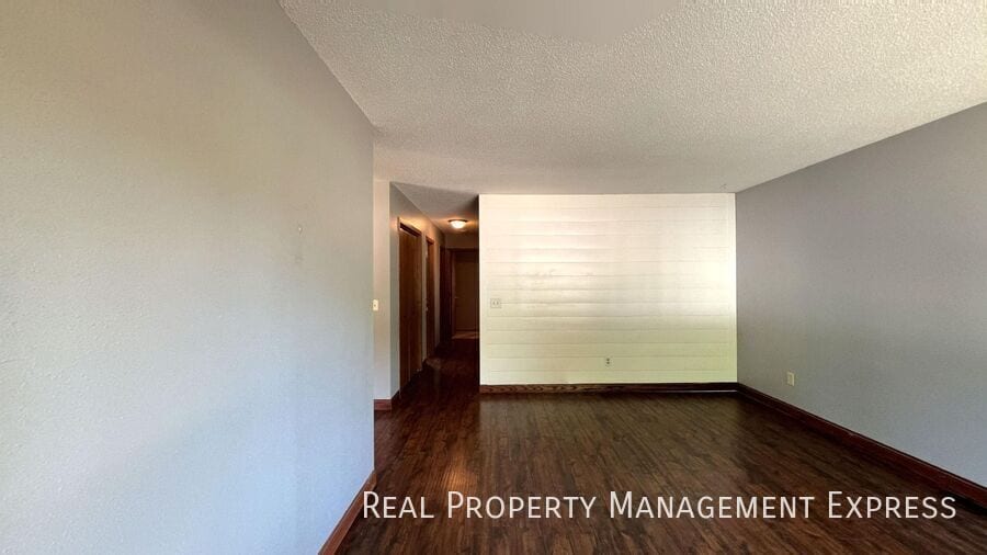 Building Photo - Spacious 5-Bedroom Home with Modern Updates in Sioux Falls