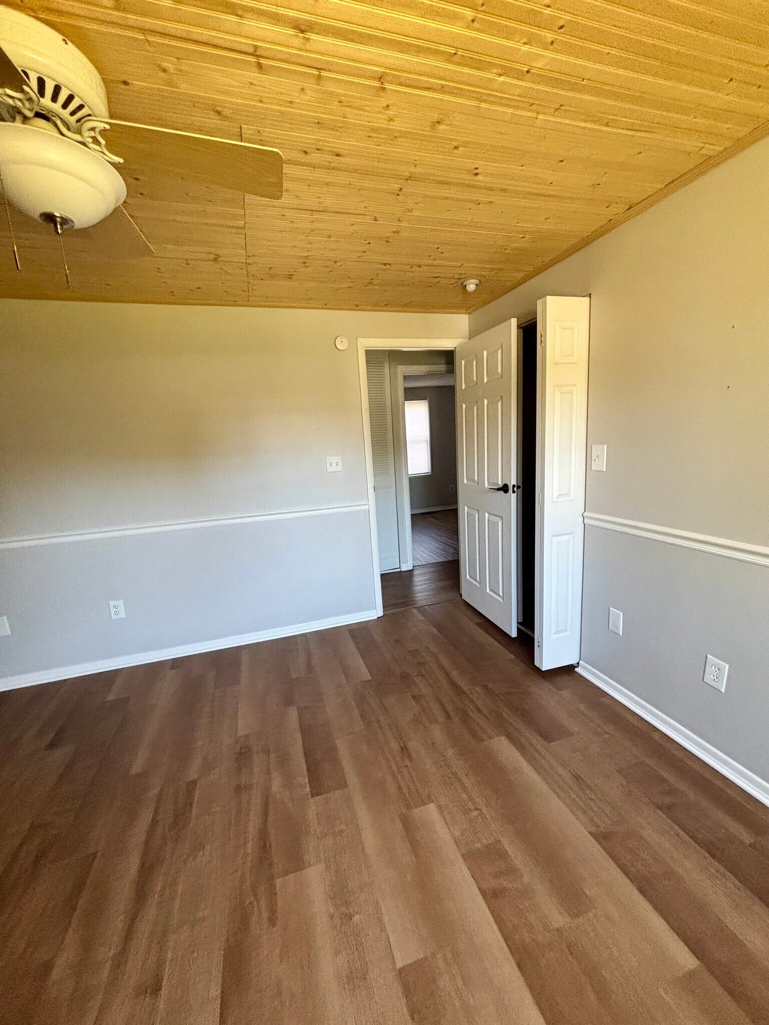 Building Photo - 6962 Northview Dr