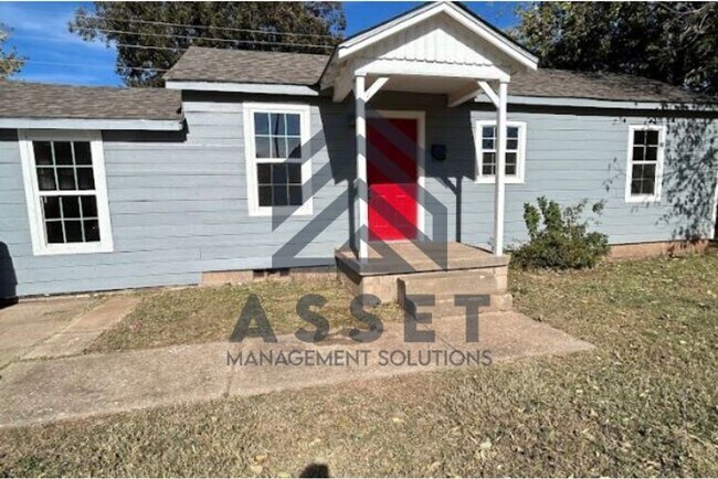 Primary Photo - 2 Bedroom Home Available!