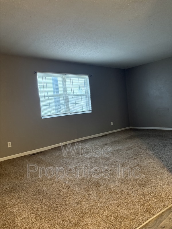 Building Photo - 1113 Grooms