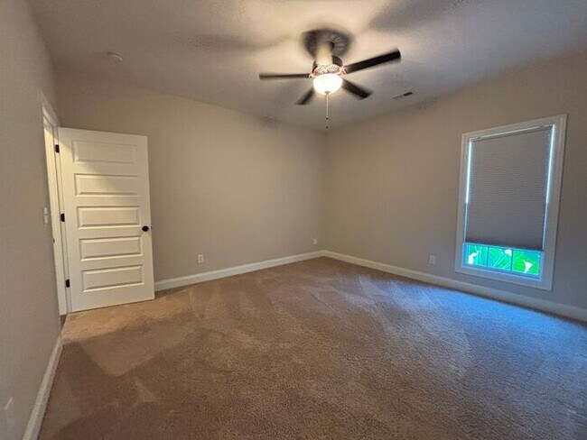 Building Photo - Madison City Schools with a 3 car garage and large fenced yard!