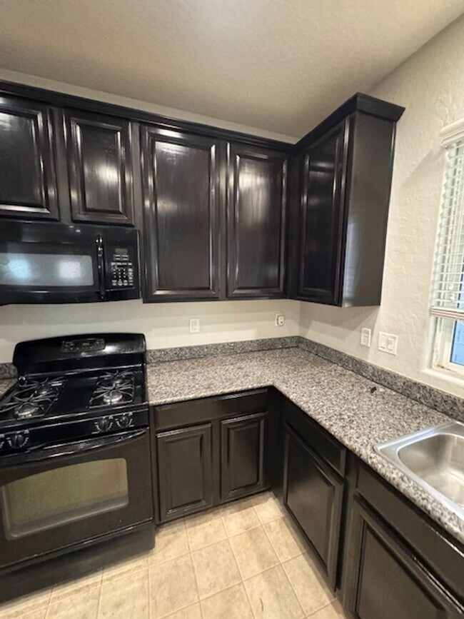 Building Photo - 3 Bedroom Home in a Gated Community! North...