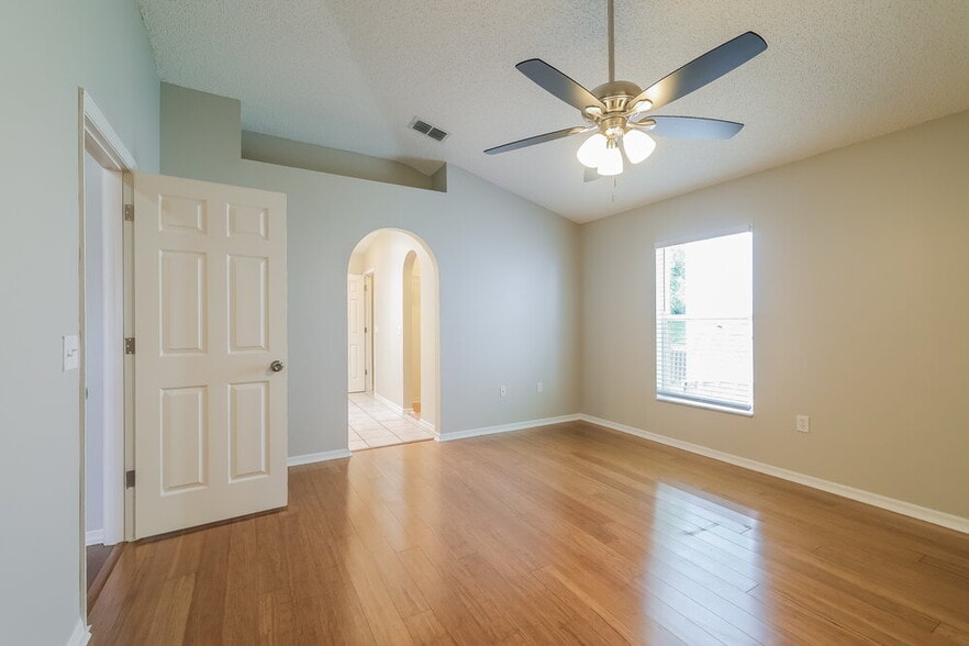 Building Photo - 128 Oak View Pl