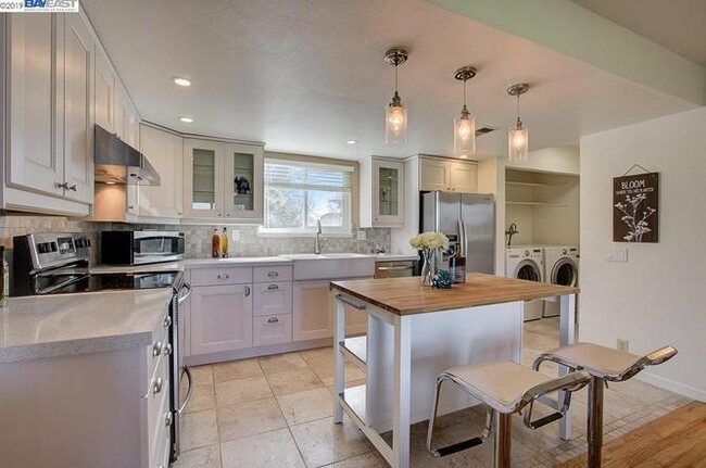 Building Photo - Bright 3 Bedroom Townhome in Newark