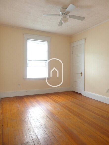 Building Photo - 52 Oak Square Ave