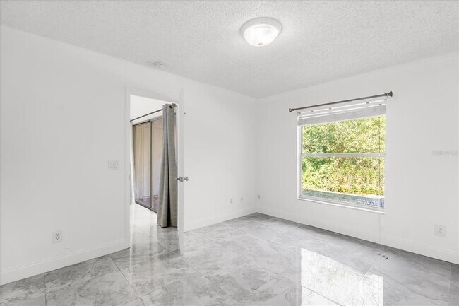 Building Photo - 14852 Laguna Beach Cir