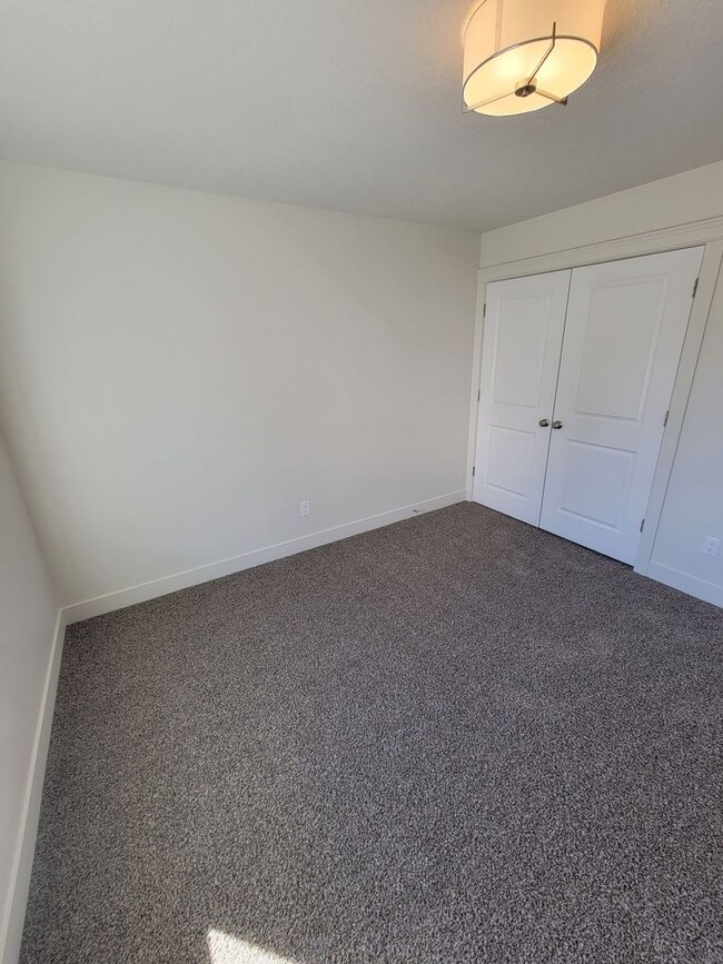 Building Photo - 2 Weeks Free Rent in May! West Haven 3 bed...