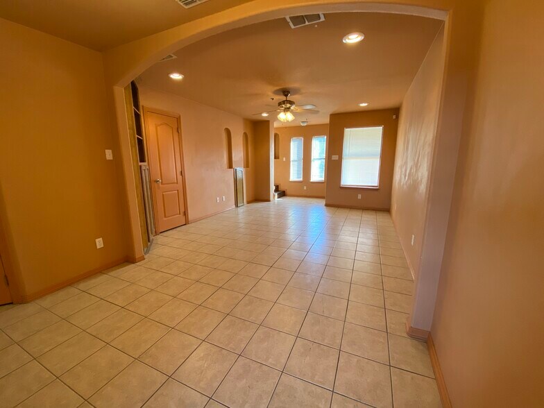 Building Photo - 1306 W Fig Ave