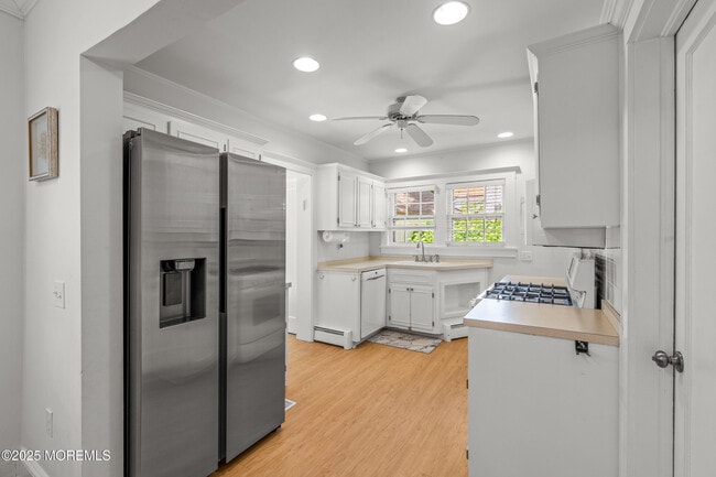 Building Photo - 562 N Edgemere Dr