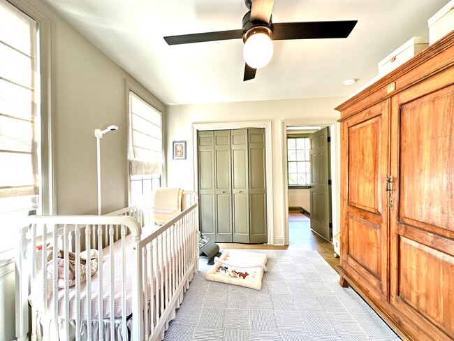 Building Photo - 3 Bedroom 2.5 Bath House in the hip Elliot...