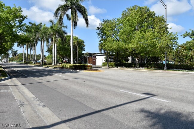 Building Photo - 3461 Lakeview Dr