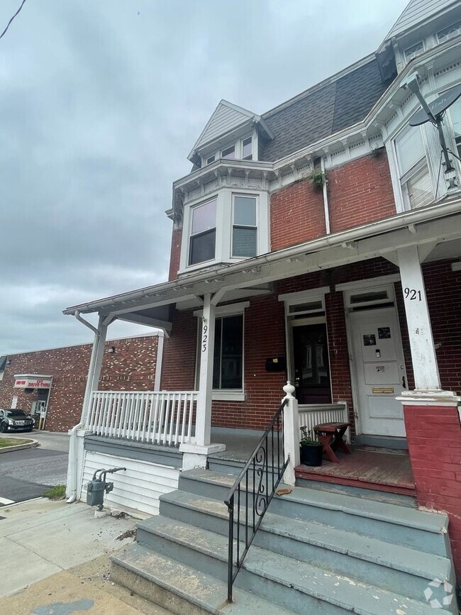 Building Photo - Large Five Bedroom 1.5 Bathroom In York!