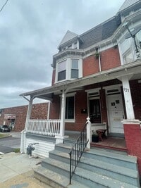 Building Photo - Large Five Bedroom 1.5 Bathroom In York!