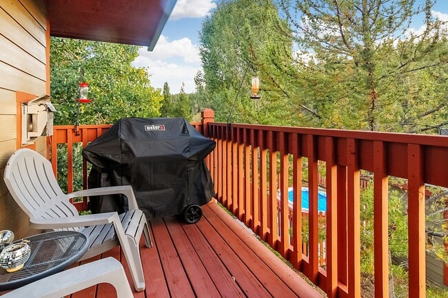 Building Photo - Furnished! Updated 3bed/3bath! 1 car garag...