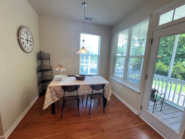 Building Photo - 3 Bedroom 4 Bath Townhouse in Bolton's Lan...