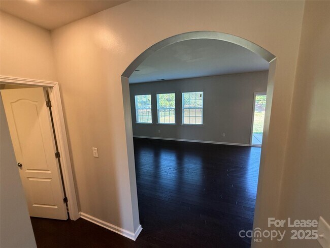 Building Photo - 15124 Evergreen House Dr