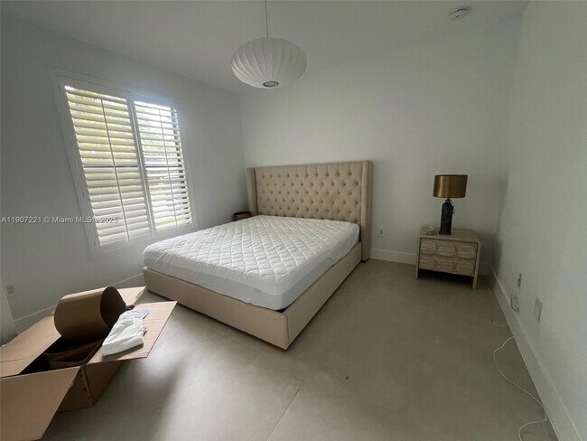 Building Photo - 12790 SW 91 Ave