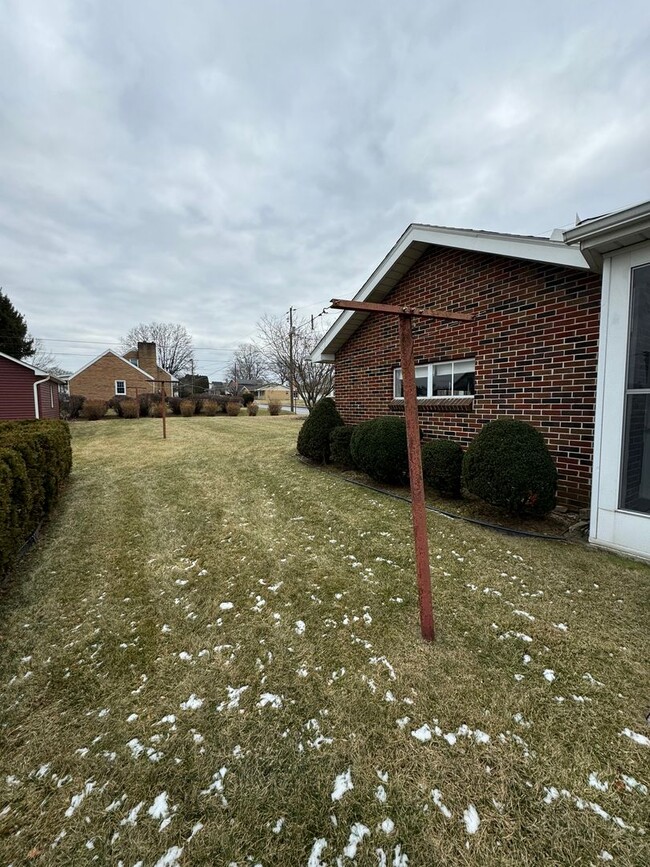 Building Photo - THREE BEDROOM RANCH in Northampton Schools