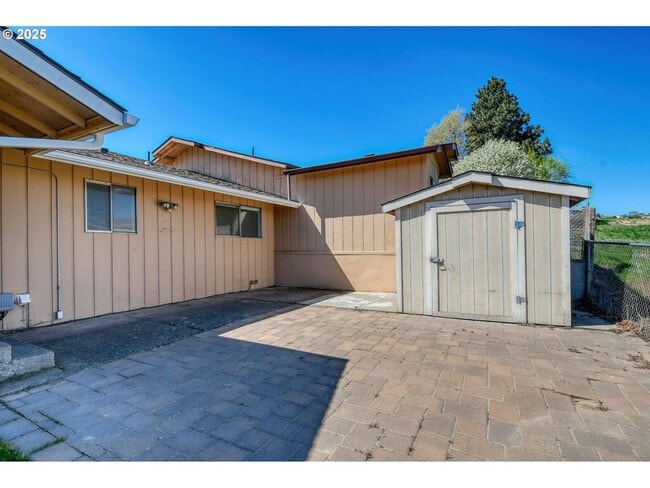 Building Photo - Charming 3 Bedroom Home
