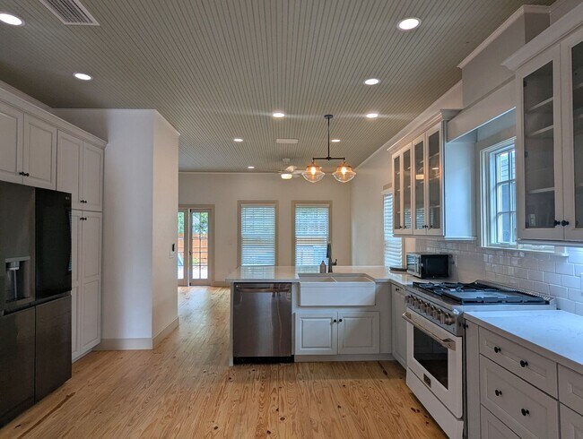 Building Photo - Stunning Fully Renovated 3-Bedroom, 2-Bathroom Cottage-Style Home