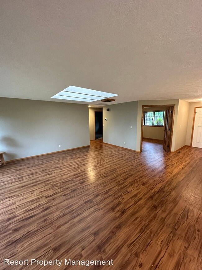 Building Photo - 3 br, 2 bath House - 910 E Loch Maree Dr