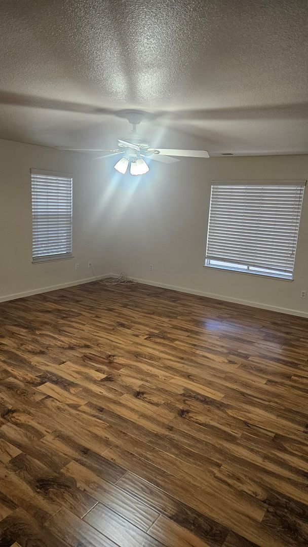 Building Photo - 4 Bedroom 2 bath Large home available Now!