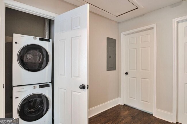 Building Photo - 985 Fair St SW