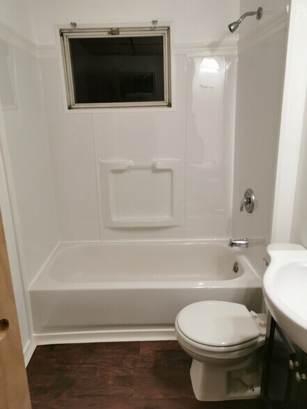 Building Photo - 1901 Seneca St