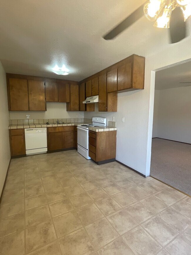 Building Photo - 2 Bedroom, 1 Bath Apartment