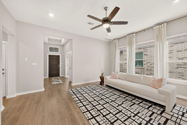 Building Photo - 1008 Summer Gln