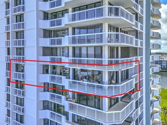 Building Photo - 123 Lakeshore Dr