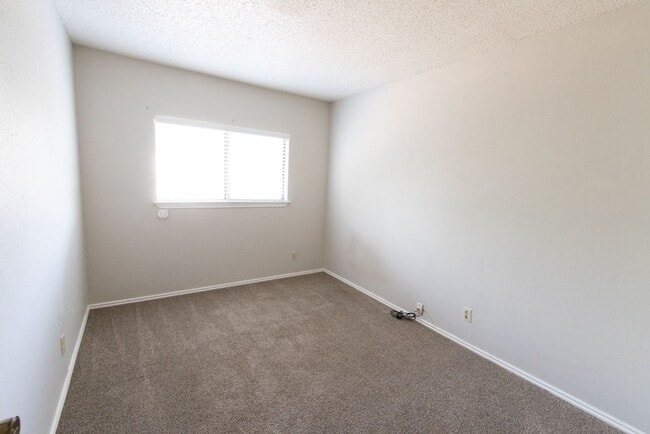 Building Photo - GREAT 2-STORY FLOOR PLAN W/COUNTRY STYLE F...