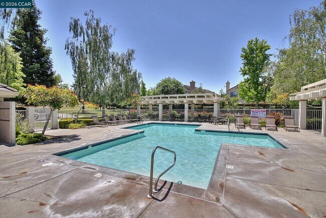 Building Photo - 243 Viewpoint Dr