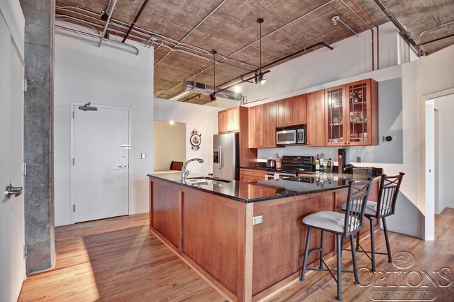 Building Photo - Heart of Buckhead Loft