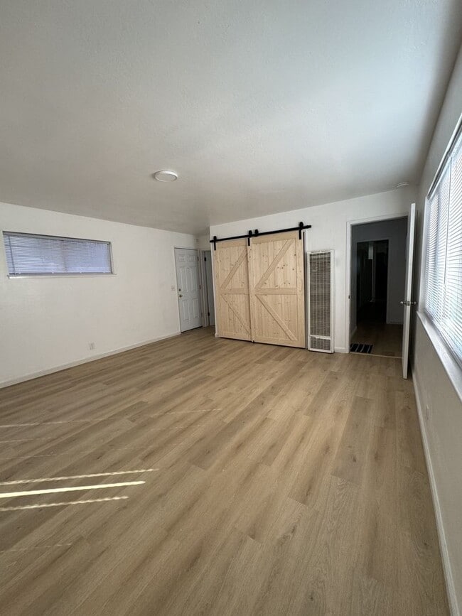 Building Photo - 2 Bedroom near Stateline