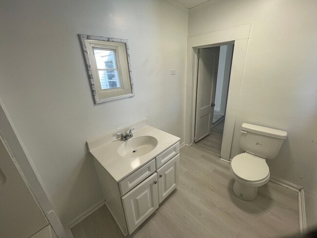 Building Photo - 3 bedroom 1 bathroom house available