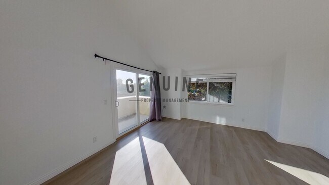 Building Photo - Beautiful 3BD 3.5BA Townhome in Newport Heights