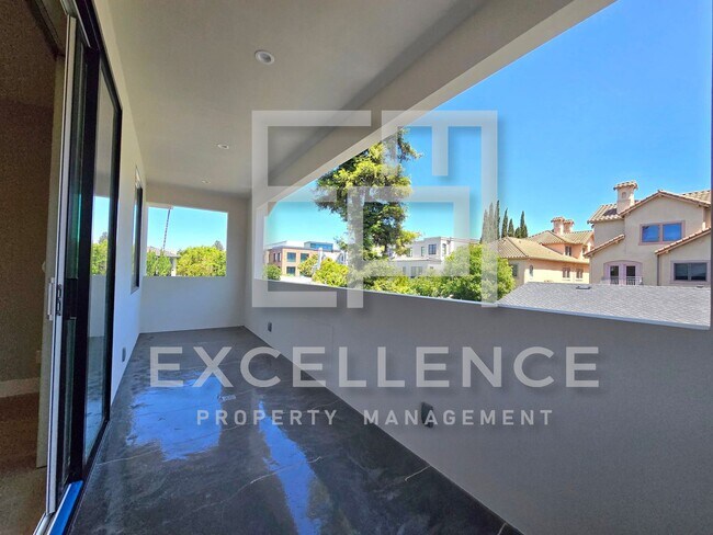Building Photo - Brand New Build 5/5 Home & 2/2 Cottage - C...