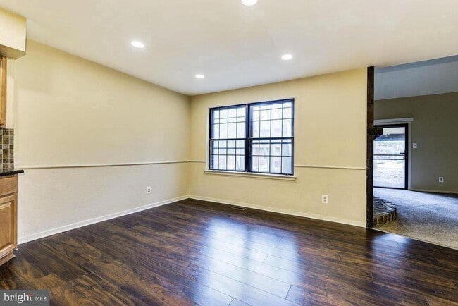 Building Photo - 215 Keats Ct