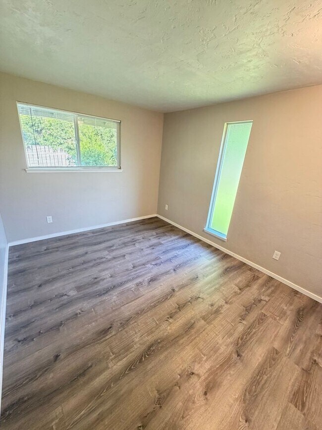 Building Photo - Pet Friendly 2 Bedroom in Lebanon!