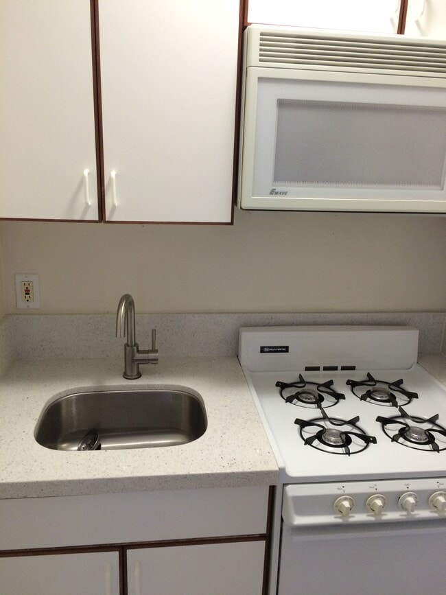 Building Photo - 4015 Crest Dr