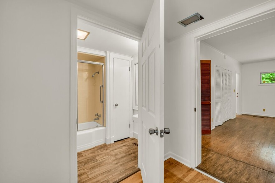 Building Photo - 905 8th Ave N