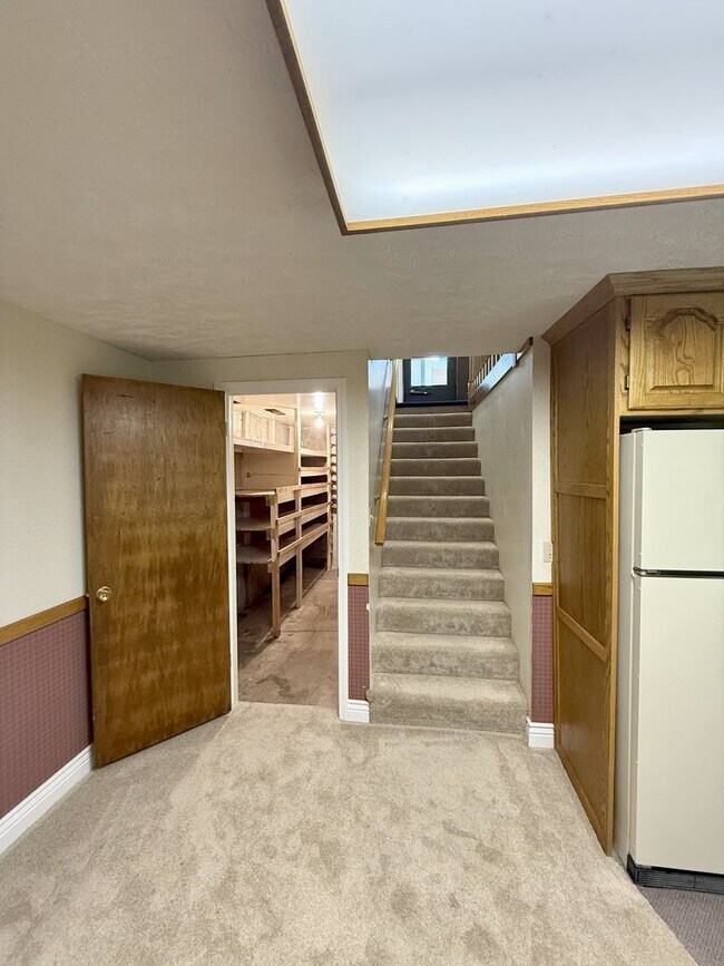 Building Photo - Spacious 5 Bedroom, 2 Bath Home with Moder...